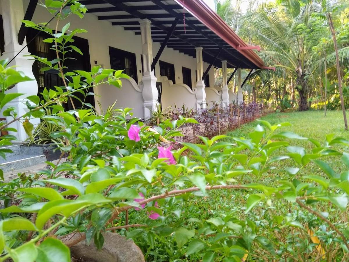 Amron Resort Sigiriya Esterno foto