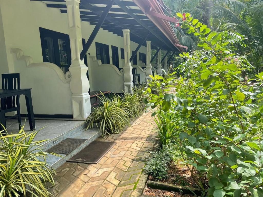 Amron Resort Sigiriya Esterno foto