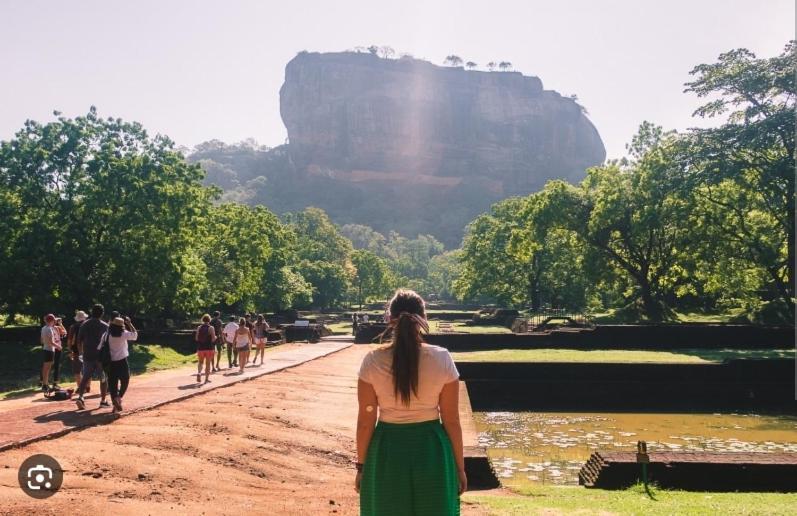 Amron Resort Sigiriya Esterno foto