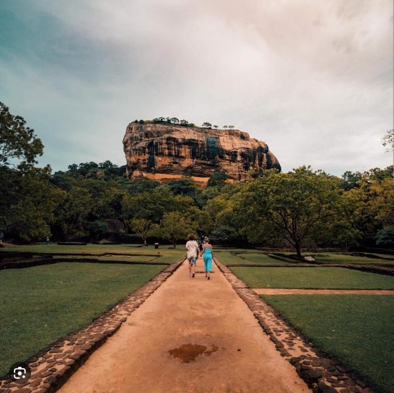 Amron Resort Sigiriya Esterno foto